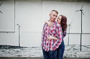 una pareja elegante usa una camisa a cuadros enamorada juntos. foto