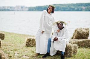 tres amigos afroamericanos con capas blancas y corona divirtiéndose juntos. foto