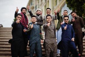 grupo de hombres paquistaníes vestidos con ropa tradicional salwar kameez o kurta. foto