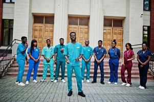 grupo de estudiantes de medicina africanos posaron al aire libre contra la puerta de la universidad. foto