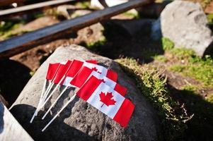 banderas canadienses en piedra al aire libre. bandera de canadá foto