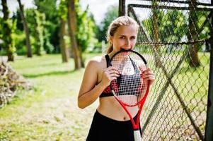 bella deportista mujer tenista con raqueta en traje de ropa deportiva. foto