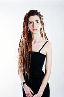 sesión de estudio de chica en negro con rastas sobre fondo blanco. foto