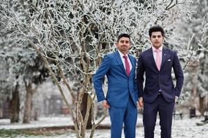 dos elegantes modelos indios de moda en traje posaron en el día de invierno. foto