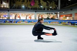 mujer patinadora artística en la pista de patinaje sobre hielo. foto