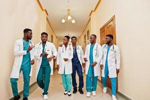 grupo de estudiantes de medicina masculinos africanos en la universidad. foto