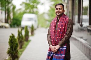 el hombre pathan pakistaní usa ropa tradicional. foto