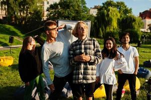 joven grupo multiétnico de personas en el cine al aire libre. foto