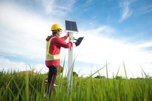 técnico de mantenimiento durante la instalación de paneles solares fotovoltaicos en tierras de cultivo foto