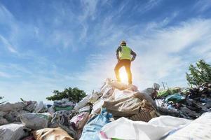 ingeniería ecológica de pie en la basura de la montaña gran montón de basura desechos degradados un montón de malos olores y residuos tóxicos. estos desechos provienen de áreas urbanas. Area Industrial foto