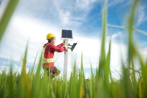 técnico de mantenimiento durante la instalación de paneles solares fotovoltaicos en tierras de cultivo foto