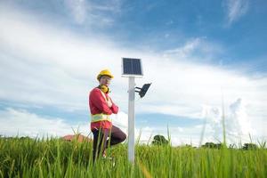 técnico de mantenimiento durante la instalación de paneles solares fotovoltaicos en tierras de cultivo foto