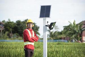 hombre durante la instalación de paneles solares fotovoltaicos en zonas agrícolas foto