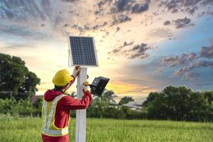 hombre durante la instalación de paneles solares fotovoltaicos en zonas agrícolas foto