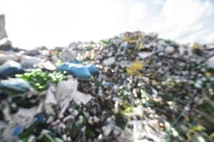 imagen borrosa de la pila de basura que cubre el ecosistema de bosques y campos tóxicos para el suelo y el agua foto