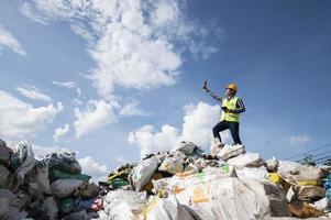 ingeniería ecológica de pie en la basura de la montaña gran montón de basura desechos degradados un montón de malos olores y residuos tóxicos. estos desechos provienen de áreas urbanas. Area Industrial foto