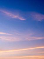 esponjosas nubes en el cielo azul con la luz de la mañana desde el amanecer foto