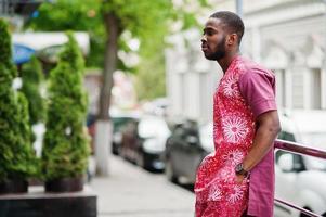 retrato de un joven negro con ropa tradicional africana de color rojo. foto