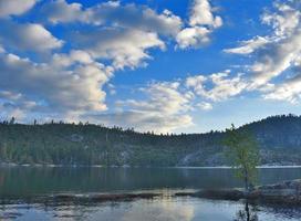 cielo dramático sobre el lago y las montañas foto