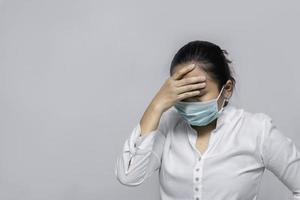 empresaria asiática en la ciudad de tailandia, una niña con máscara médica de protección covid-19 o coronavirus de una persona infectada, protegida por corona ayuda a proteger al mundo y la gente detiene la advertencia de virus foto