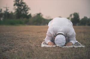 oración del hombre islámico asiático, oración musulmana joven, concepto del festival de ramadán foto