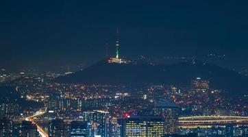 la vista nocturna de la ciudad foto