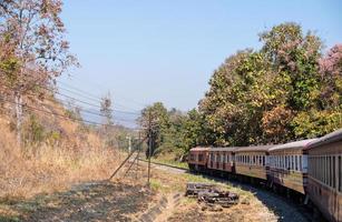 la vieja locomotora diesel-eléctrica del tren expreso. foto