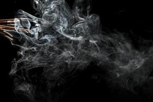 ilustración creativa del aroma del palo de incienso con humo aislado sobre fondo negro foto
