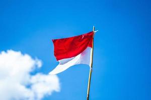 bandera indonesia con fondo de cielo foto