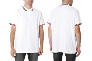 camiseta en un hombre, aislado en un fondo blanco, copia el espacio foto