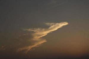 diferentes formas de nubes parecidas a animales y nubes multicolores flotaban en el aire ya que la atmósfera en la noche antes del atardecer era diferente para cada día. foto