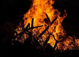 una pila de madera en llamas foto