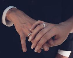 recién casados tomados de la mano en una boda foto