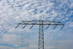 torre de electricidad con cielo azul foto