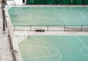 campo de baloncesto vacio foto