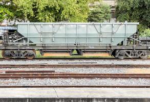 el vagón tolva bogie está estacionado en la estación a la espera de llevar piedras. foto