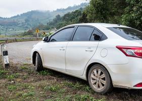 coche de ciudad blanca en la alta montaña. foto