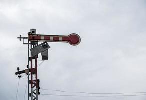 poste de señal de tráfico en el patio del ferrocarril. foto