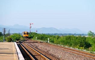 la vieja unidad múltiple diésel del tren de cercanías está llegando al andén de la estación rural. foto