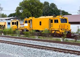 el vehículo del tren de mantenimiento utilizado para colocar traviesas de ferrocarril está estacionado en el sitio de construcción. foto