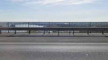 vue sur la fenêtre latérale d'une voiture roulant depuis le pont du canal de la baltique nord sur l'autoroute a7 en allemagne video