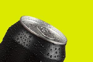 lata de aluminio negro, con gotas de agua foto