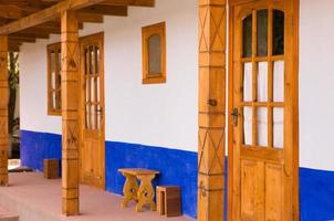 casa rural hecha de barro y techo de barro. la casa de campo ideal para el descanso y la relajación en el seno de la naturaleza foto