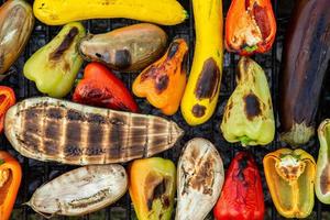 verduras frescas preparadas a la parrilla en el exterior. tomates, pimientos dulces, berenjenas cocidas al aire libre. foto