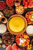 comida rumana casera con polenta, carne, queso y verduras. deliciosas gachas de maíz en platos de barro. mamaliga o polenta, un plato tradicional en moldavia, hungría y cocina ucraniana. foto