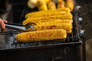 mazorcas de maíz frescas asadas o a la parrilla. maíz a la parrilla a la venta en la calle. foto