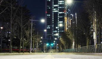 la vista nocturna de la ciudad de anyang, gyeonggi-do, corea foto