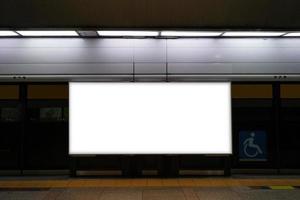 paisaje del metro y maqueta publicitaria. foto