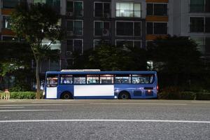 una imagen de un comercial de autobús para maqueta foto