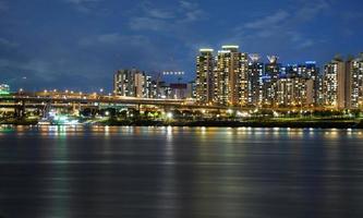 vista nocturna del río han en seúl foto